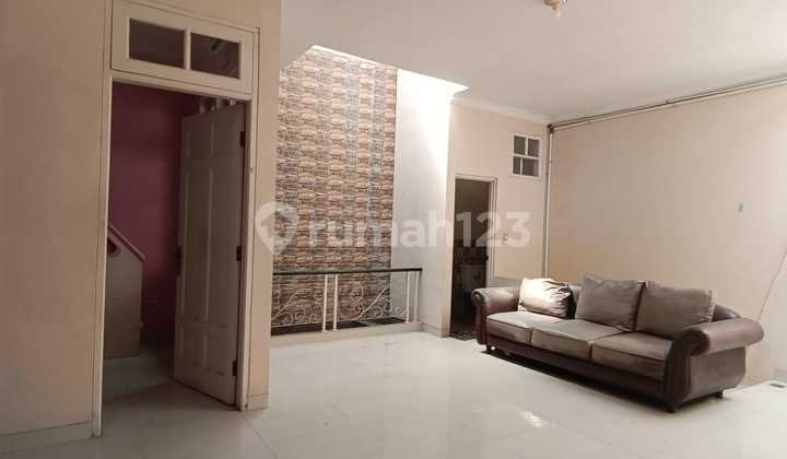 Quick Sale House in Kota Wisata Minimal Renovation. 2