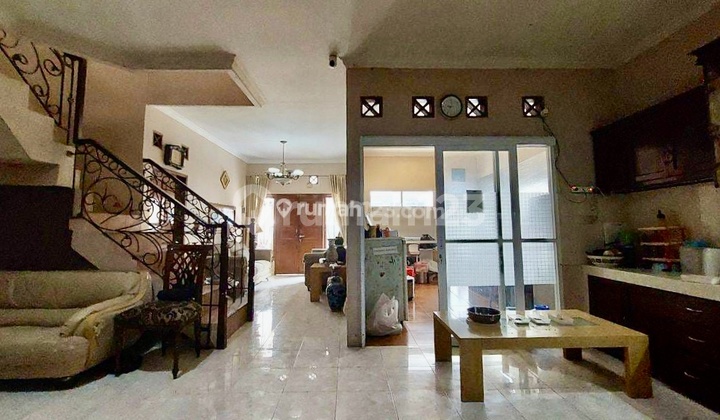 Rumah 2 Lantai dengan Alur Ruang Lega di Tebet Jalan 1 Mobil