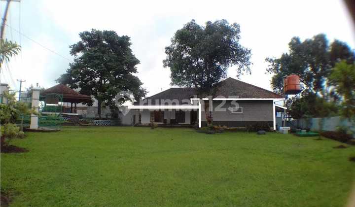 Large Plot Villa Needs Renovation on Jalan Raya Puncak, Bogor