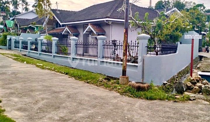 Rumah Tengah Kota dengan Taman Luas Dekat Bandara