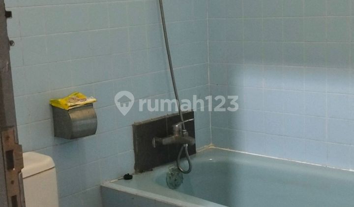 Rumah Tengah Kota dengan Taman Luas Dekat Bandara 2