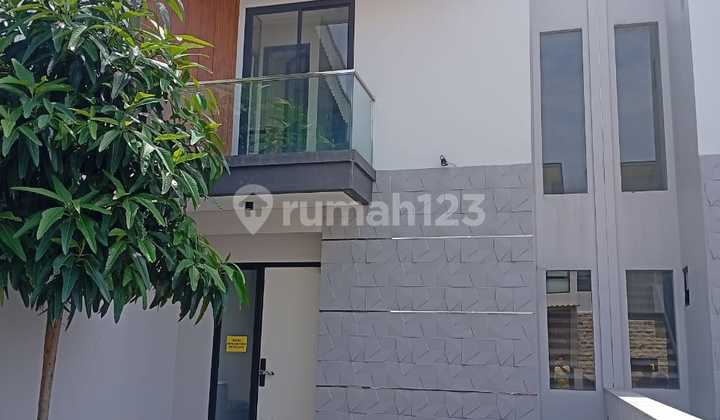 Dijual rumah di wilayah yang tenang. Properti 2 lantai ini berada di lingkungan yang mudah dijangkau. 2