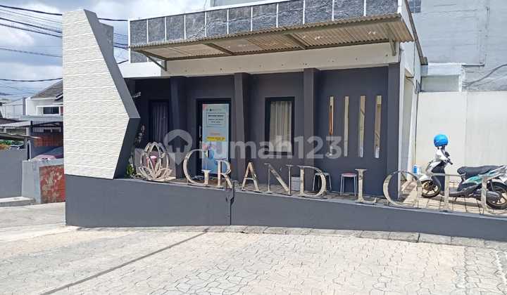 Dijual rumah di wilayah yang tenang. Properti 2 lantai ini berada di lingkungan yang mudah dijangkau. 1