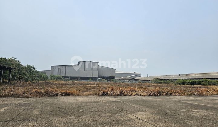 For sale: land with a usable warehouse.