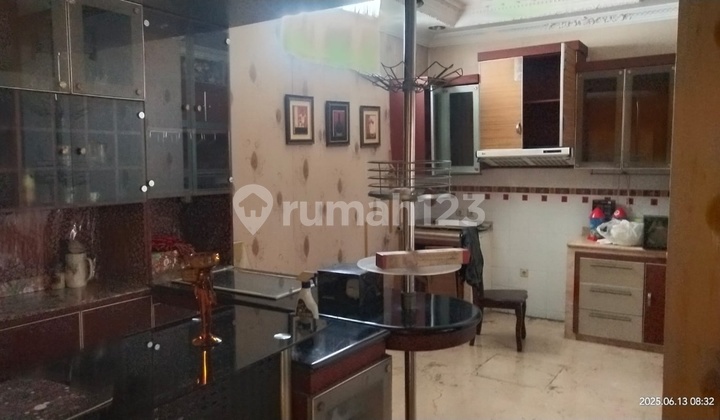 3-Story House In Karawaci 2