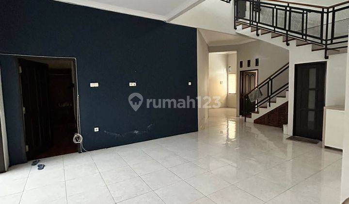 Rumah 2 lantai rapih siap huni di Jatiwaringin Asri 2