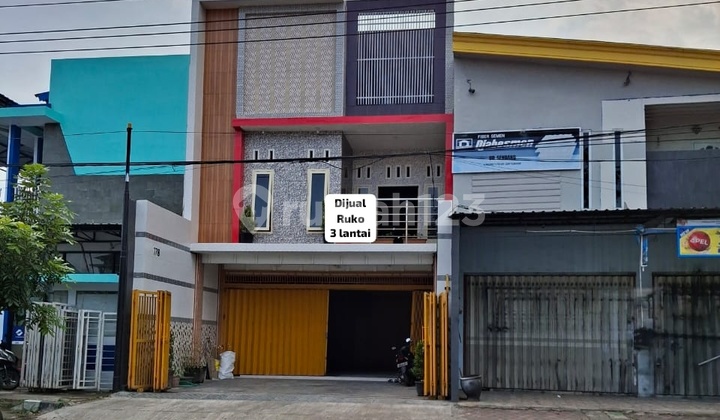 For Sale: Two-Story Shop House on Main Road, Strategic Location, Ideal for Business. 2