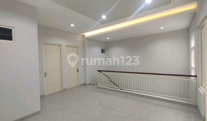 Rumah 5 Kamar Manyar Surabaya: Luas, Lokasi Premium, Siap Huni! 2