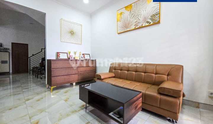 Ready-to-Occupy House for Sale in Taman Intercon, Kebon Jeruk - Land Area 200M2 2