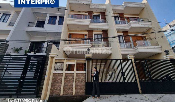 Dijual Rumah Bagus Kokoh 3 Lantai Semi Furnished di Taman Ratu Lokasi Sangat Strategis Bebas Banjir  1