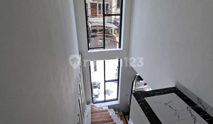 Rumah Brand New 3 Lantai Dijual Taman Ratu Hadap Selatan - 90M2 Rumah Brand New 3 Lantai Dijual Taman Ratu Hadap Selatan - 90M2