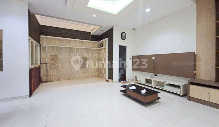 Rumah 2 Lantai Dijual Taman Ratu Hadap Timur - LT 200M2 2