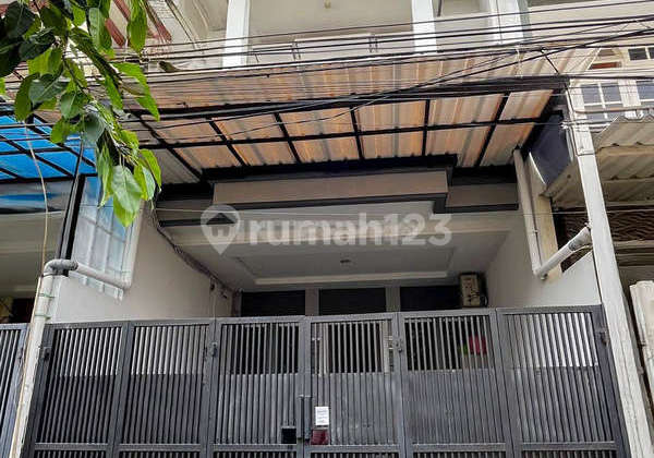 Rumah 3 Lantai Dijual Tomang Nyaman dan Aman - Luas Tanah 85M2