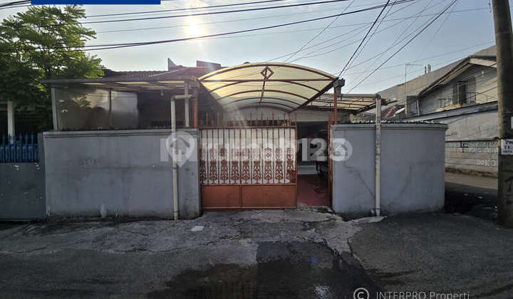 Rumah HOOK Dijual Taman Ratu 1,5 Lantai Semi Furnished - LT 120m2