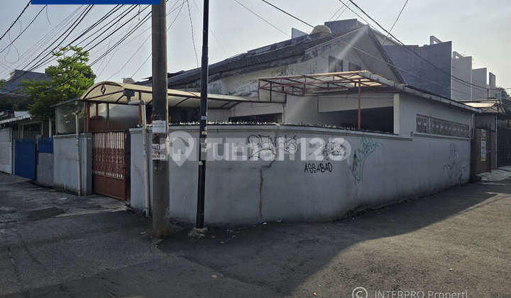 Rumah HOOK Dijual Taman Ratu 1,5 Lantai Semi Furnished - LT 120m2 2