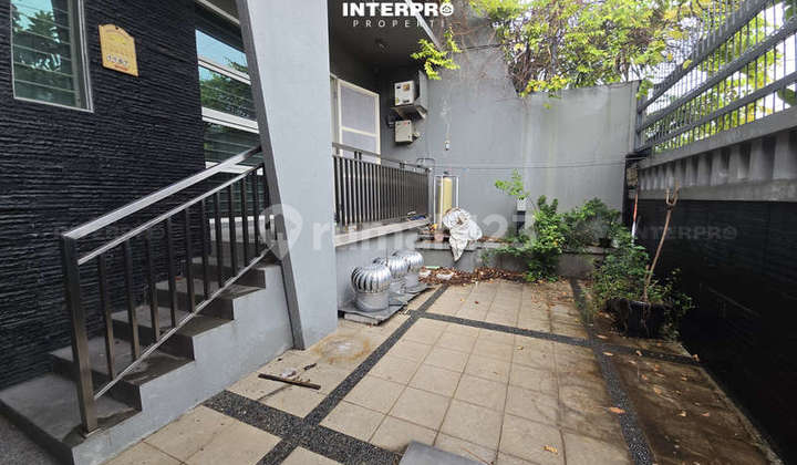 Rumah 2 Lantai Dijual Taman Ratu Hadap Timur - LT 200m2 2