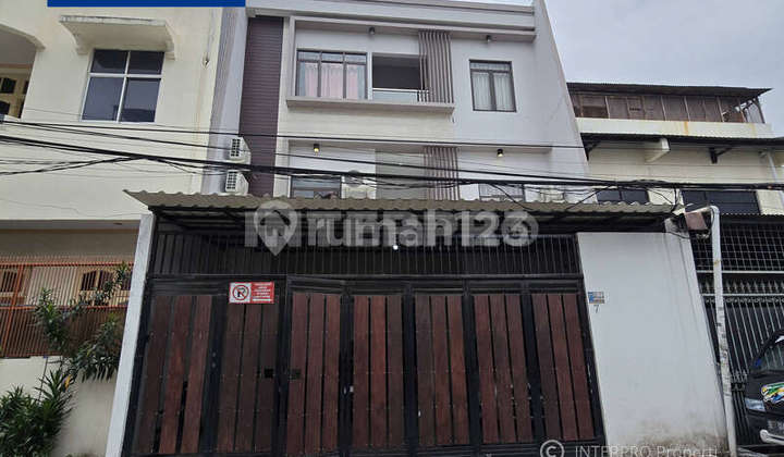Rumah Kos Dijual Grogol 3 Lantai - LT 134m2 Lokasi Strategis