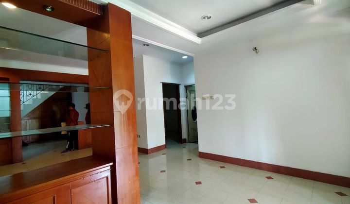 ruang tamu dijual rumah terawat di tamansari