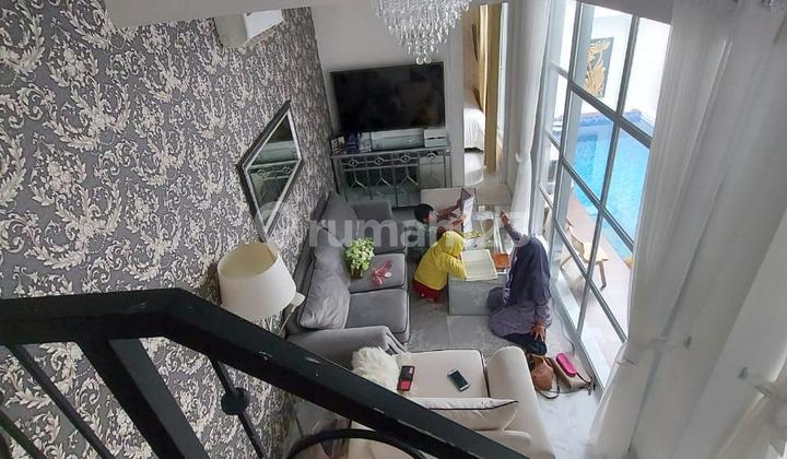 ruang keluarga rumah cantik furnish swimming pool