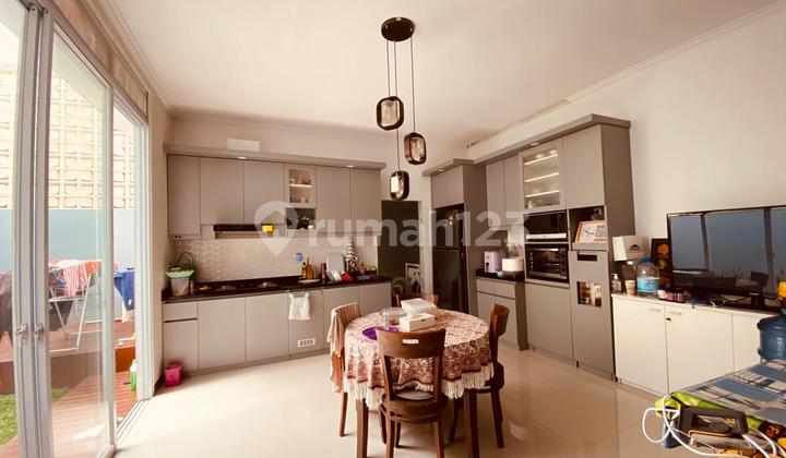 ruang makan rumah cantik furnish di griya