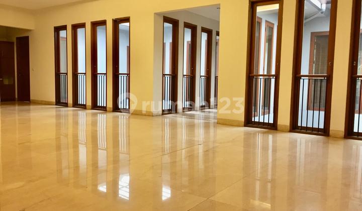 Rumah Dengan Kolam Renang, Taman Yang Luas, Lokasi Pejaten Barat 2