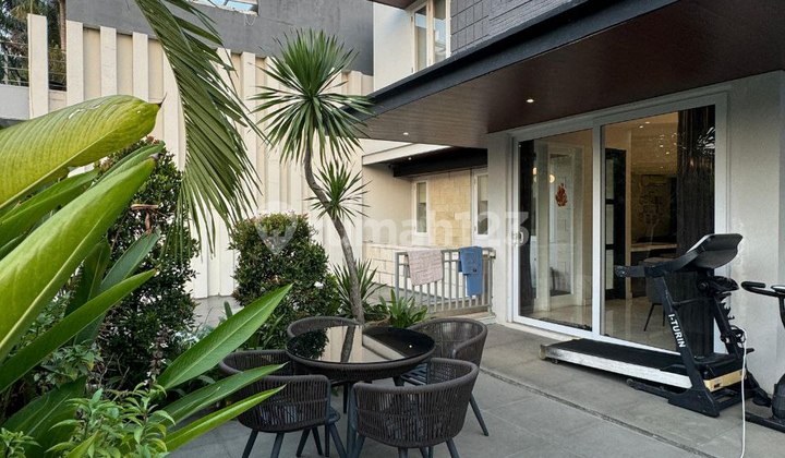 Rumah baru 2 lantai dengan private pool di Lebak Bulus