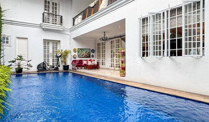 Rumah Mewah 2 Lantai dengan Swimmingpool Terawat Siap Huni