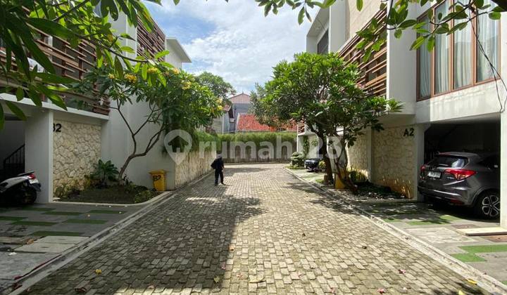 Rumah Bangunan Dalam Townhouse, dengan Kolam Renang Pribadi Rumah Bangunan Dalam Townhouse, dengan Kolam Renang Pribadi