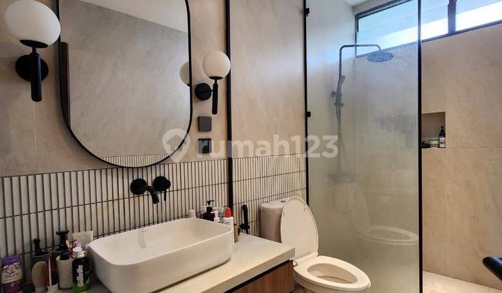 Modern House Ready to Live in with Swimming Pool, Strategic Location 2