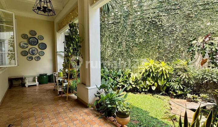 Rumah Design Classic Colonial dengan Material Bangunan Premium