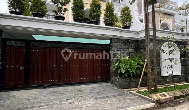 Rumah Modern Klasik 3 Lantai+rooftop, Fasilitas Lengkap!! 