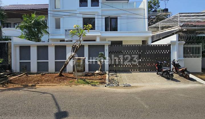 Rumah Modern Tropical, Swimmingpool Lokasi Pondok Indah