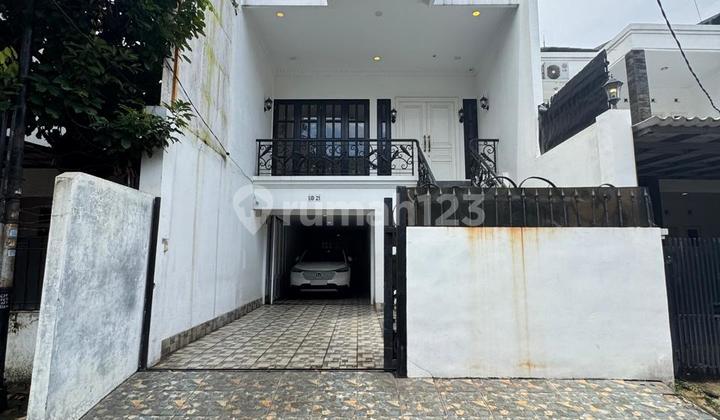 3-Story House + Classic Rooftop Design Within a Complex