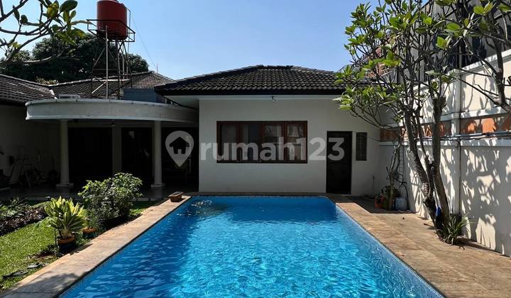 Rumah 1 Lantai, Dekat Jalan Raya Kemang, Swimmingpool, 21 M!