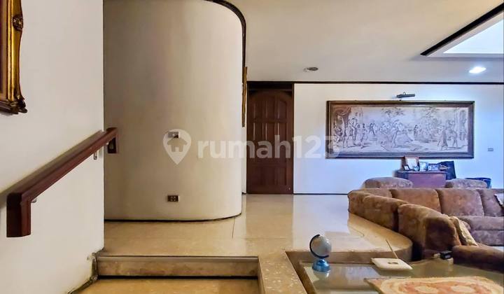 House with Land Measurement, Spacious Yard, Strategic Location in D Menteng Dalam 2