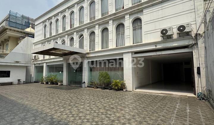 Bangunan Komersil 3 Lantai, Prime Area Lokasi Jl.kyai Maja Kebayoran Baru
