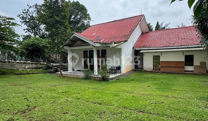 Rumah Berdesign Classic, Halaman Sangat Luas, Asi Strategis Rumah Berdesign Classic, Halaman Sangat Luas, Asi Strategis