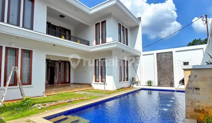 Beautiful House With Swimming Pool, Strategic Location in Lebak Bulus