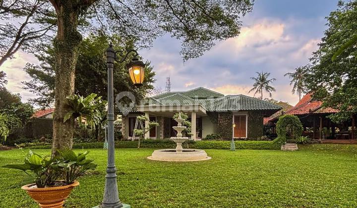 Rumah Nuansa Villa Dengan Halaman Sangat Luas, Terdiri Dari 3 Shm