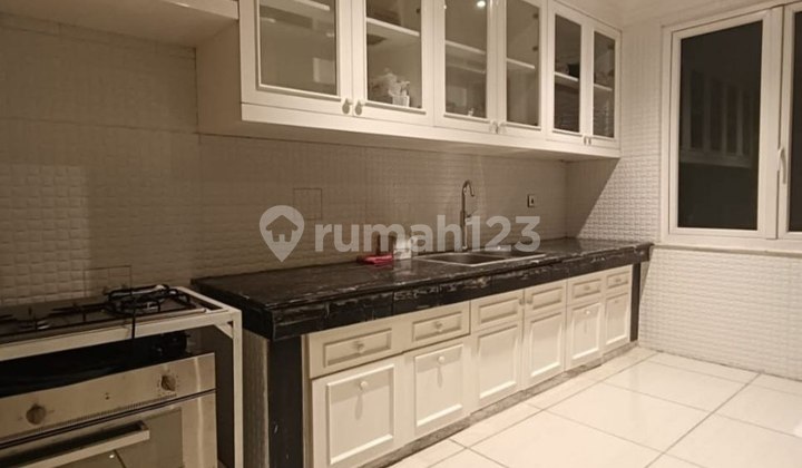 Rumah Mewah Prime Area, Bangunan 3 Lantai + Basement 2