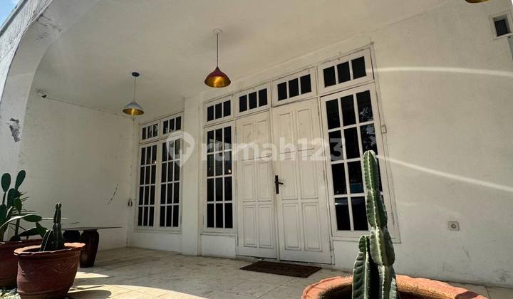 Bangunan 2 Lantai+rooftop Yang Luas Di Pinggir Jalan Lebak Bulus