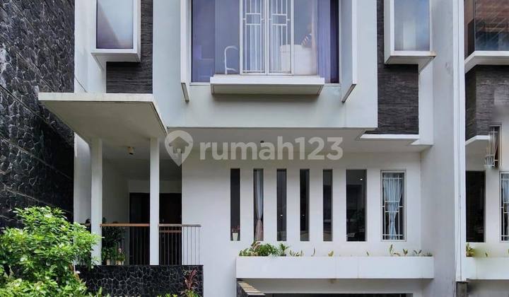 Ready-to-Occupy House Within a Townhouse, Elite and Strategic Environment