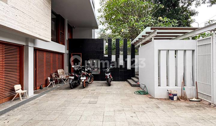 Rumah Terawat dan Siap Huni Dalam Komplek Elite, Halaman Luas 2