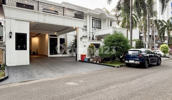 Rumah Mewah di Tanjung Barat, Lt 658M², Kolam Renang, 25M Nego