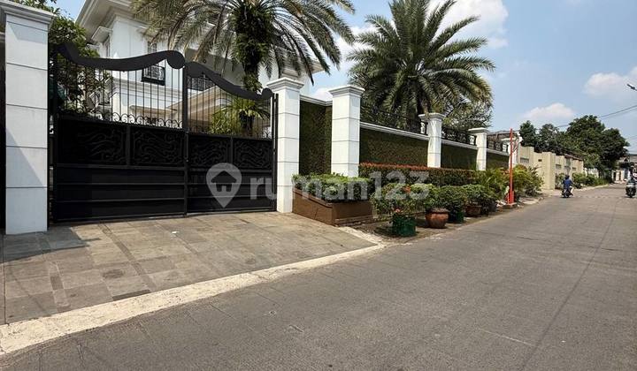 Luxury House, American Classic Design Semi Furnished Di Cirendeu