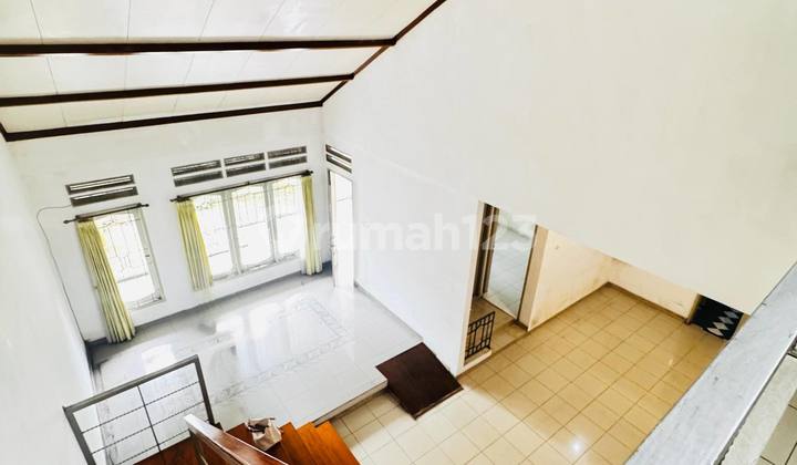 1.5-Story House with Spacious Layout and Quiet Environment 2
