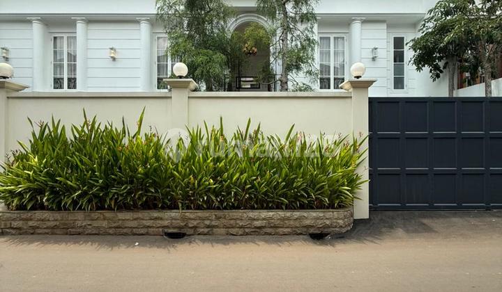 Rumah Modern Classic, Bangunan 3 Lantai Furnished Lokasi Kemang