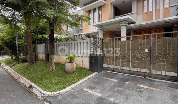 Rumah di Pondok Indah Berdesign Modern Classic dengan Swimmingpool