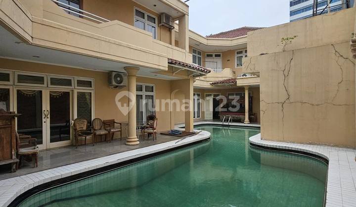 Rumah Nyaman Dan Tenang Lokasi Strategis Dengan Kolam Renang