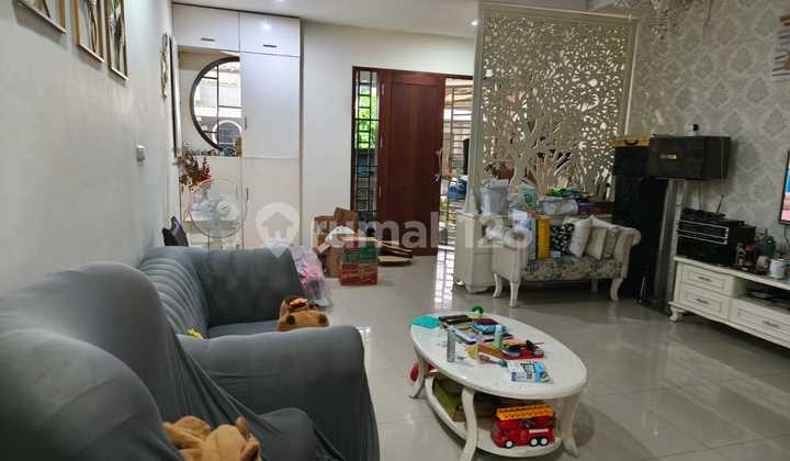 4-Story Ready-to-Occupy House in Green Lake City 2